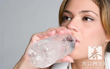 每天大量喝水能減肥嗎