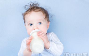 美國數十萬加侖牛奶倒下水道，三個牛奶小知識你該知道